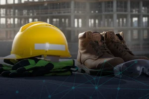 Casco amarillo, guantes, botas de seguridad y gafas de protección. EPP para construcción esencial.